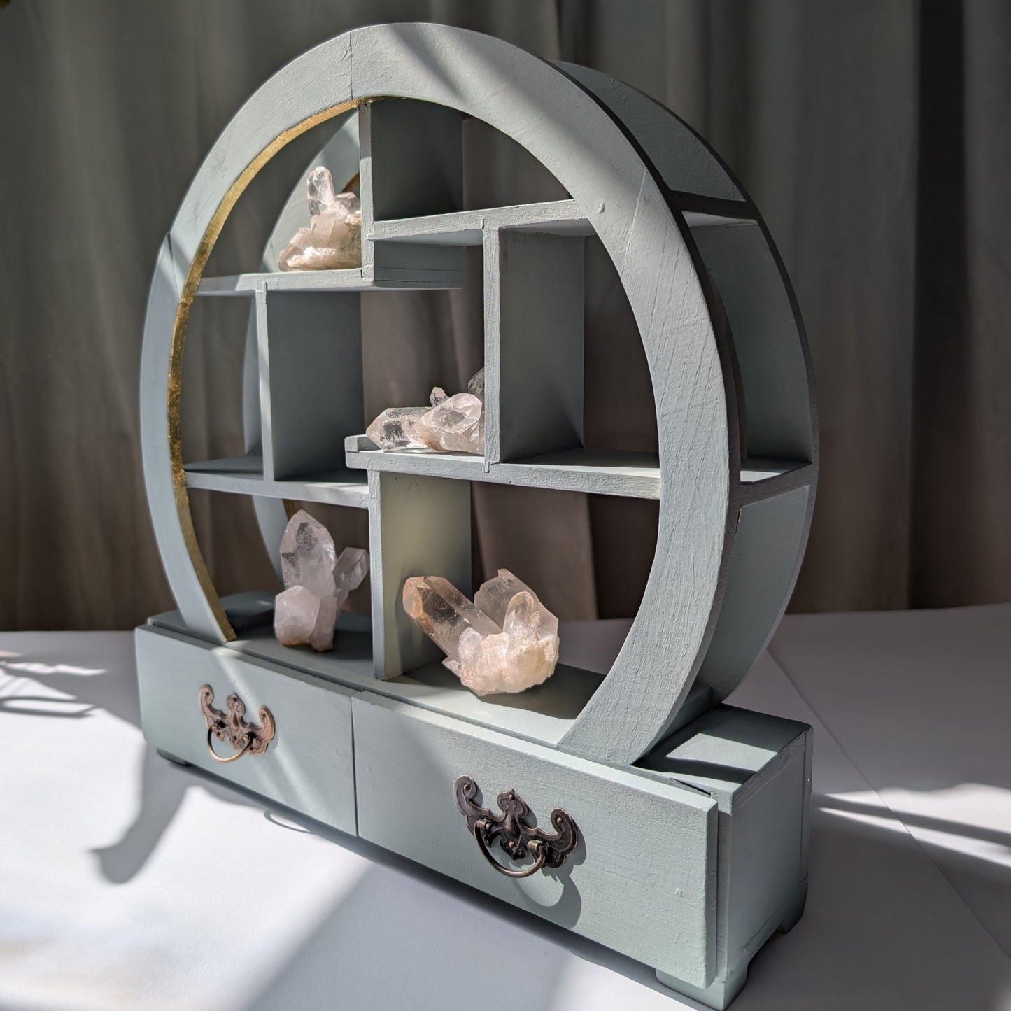Julias Kleiner Altar: Handrestauriertes Rundbogen-Regal aus Holz mit Blattgoldverzierung, als spiritueller Altar dekoriert.