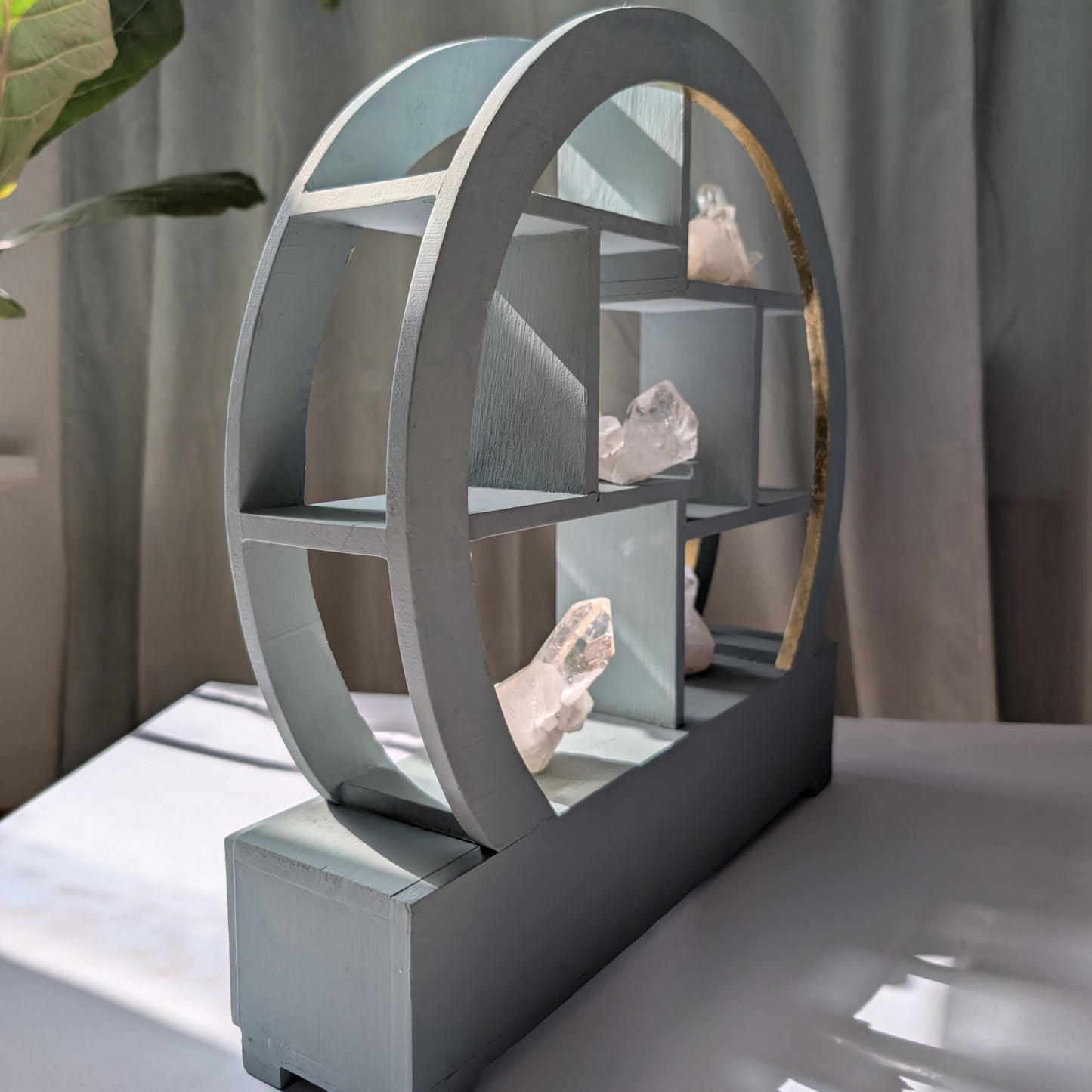Julias Kleiner Altar: Handrestauriertes Rundbogen-Regal aus Holz mit Blattgoldverzierung, als spiritueller Altar dekoriert.