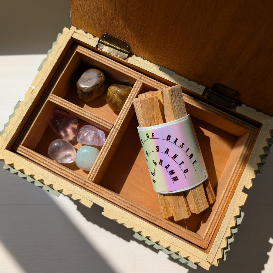 Julias handrestaurierter Wunschschöner Kasten mit Sonnenblumen-Design für spirituelle Schätze.