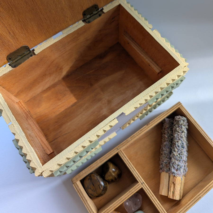 Julias handrestaurierter Wunschschöner Kasten mit Sonnenblumen-Design für spirituelle Schätze.