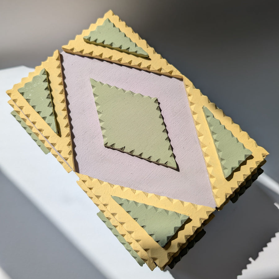 Julias handrestaurierter Wunschschöner Kasten mit Sonnenblumen-Design für spirituelle Schätze.