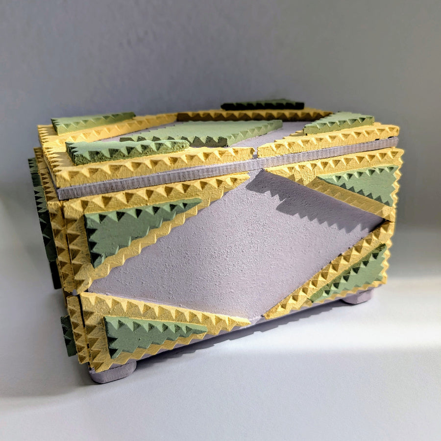 Julias handrestaurierter Wunschschöner Kasten mit Sonnenblumen-Design für spirituelle Schätze.