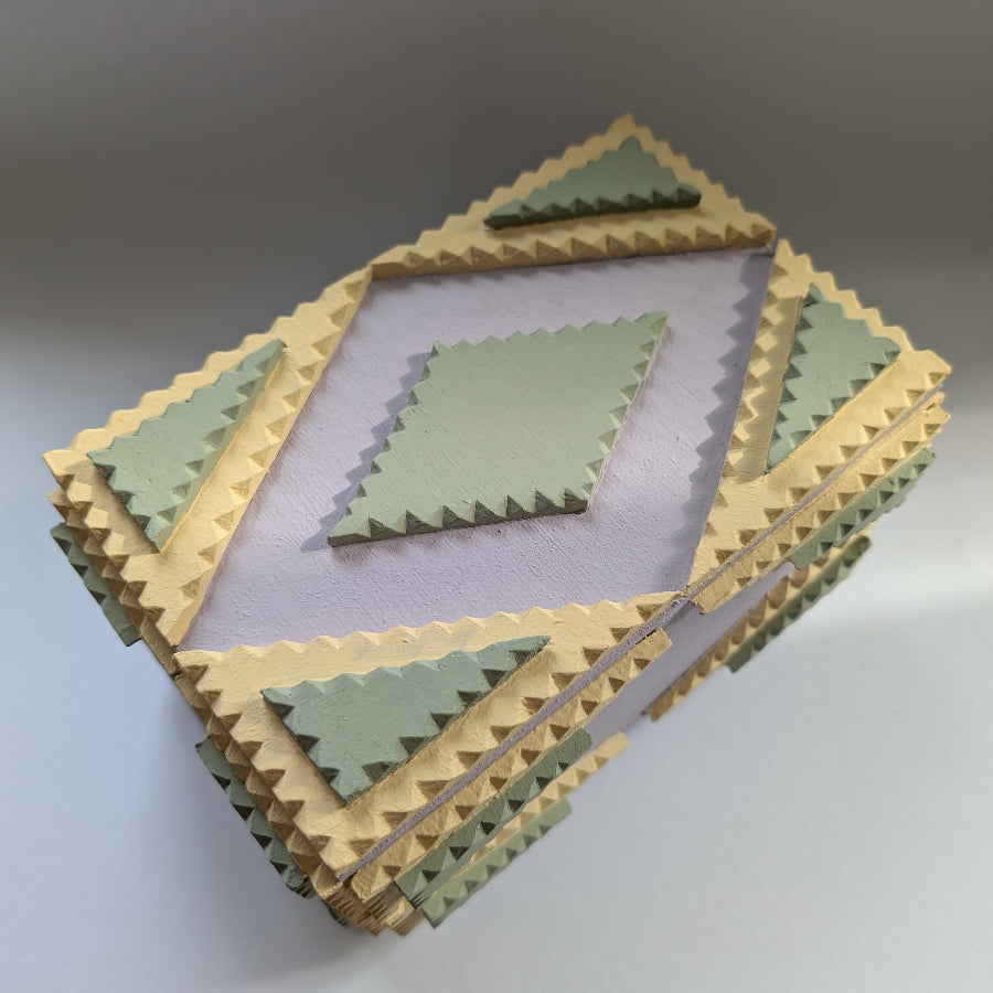 Julias handrestaurierter Wunschschöner Kasten mit Sonnenblumen-Design für spirituelle Schätze.