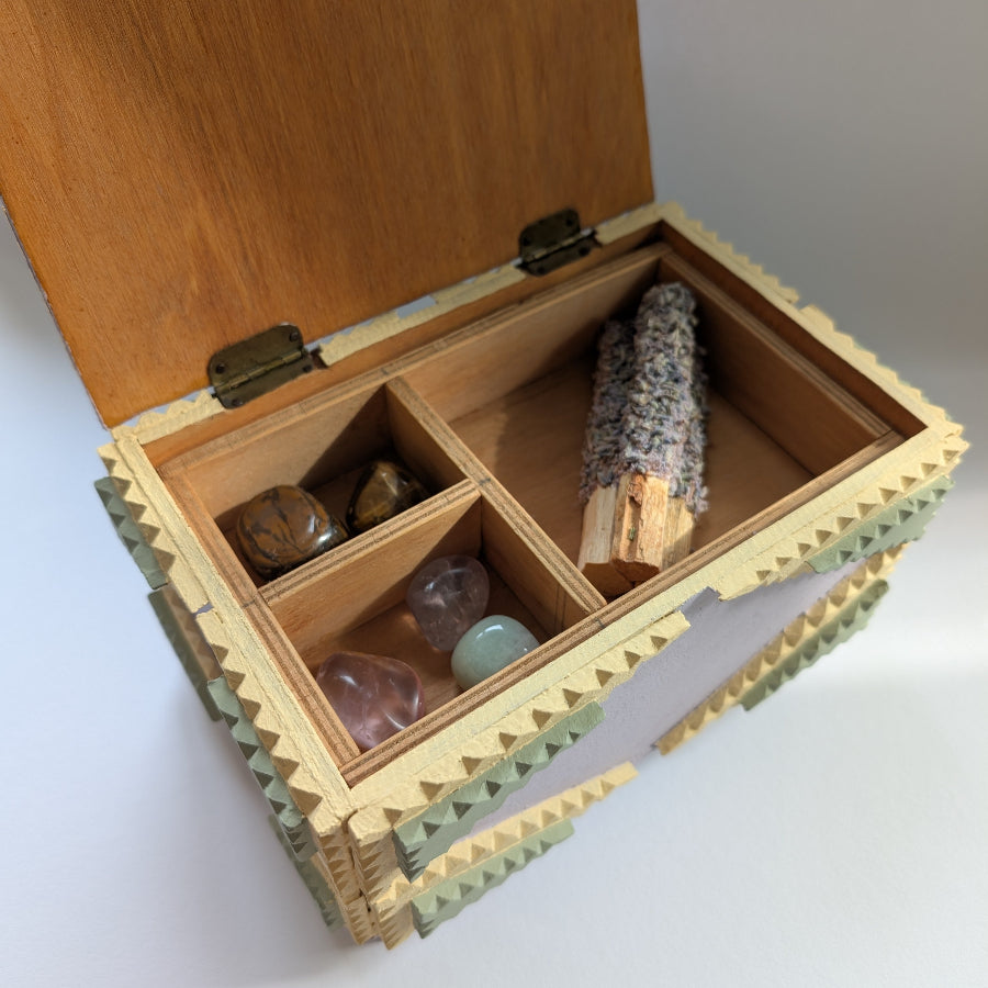 Julias handrestaurierter Wunschschöner Kasten mit Sonnenblumen-Design für spirituelle Schätze.