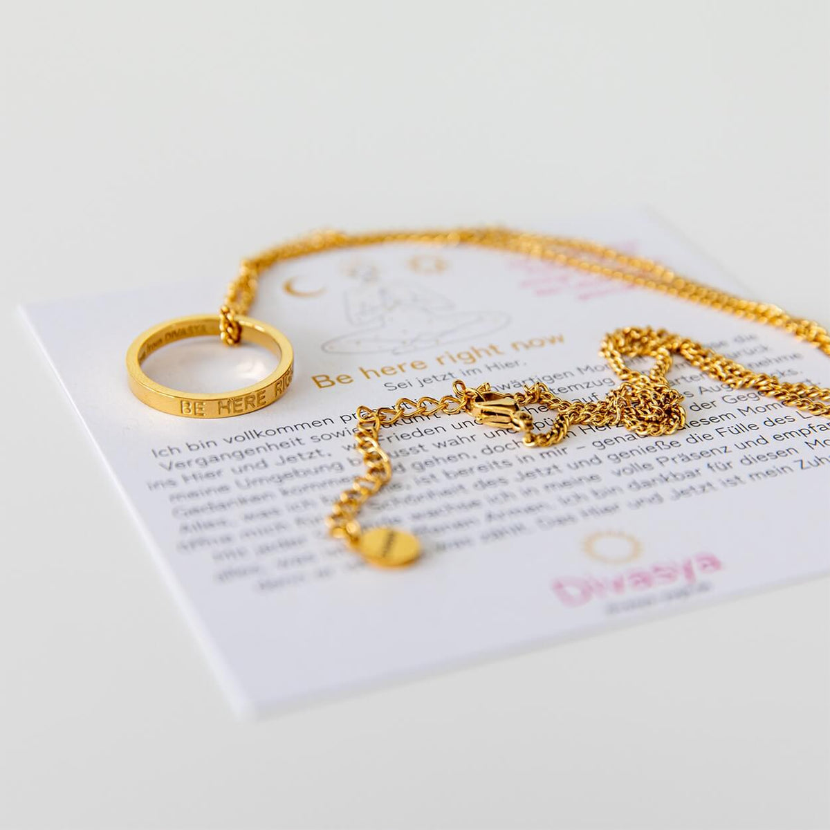 Detailaufnahme des vergoldeten Rings mit Lasergravur Be Here Right Now