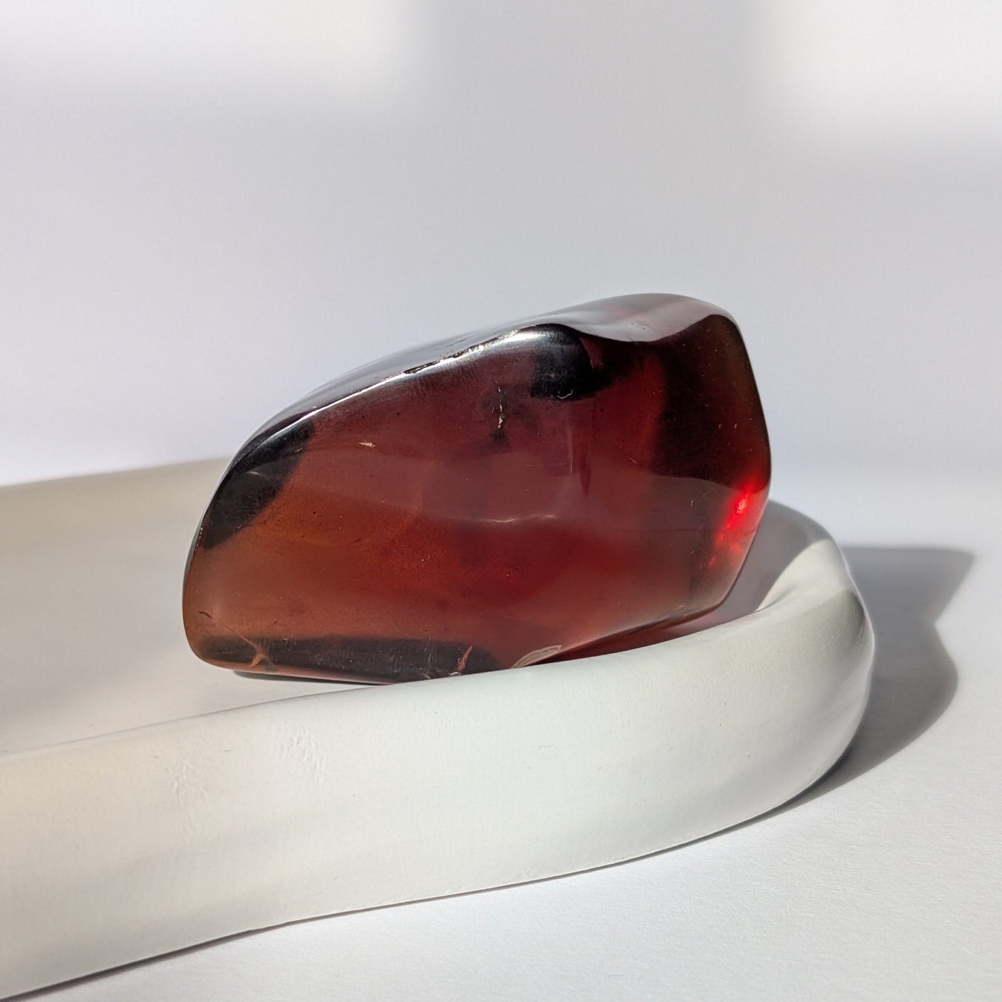 Kirschbernstein-Juwel "Rubin der Vorzeit" in tiefroter, transparenter Farbe.