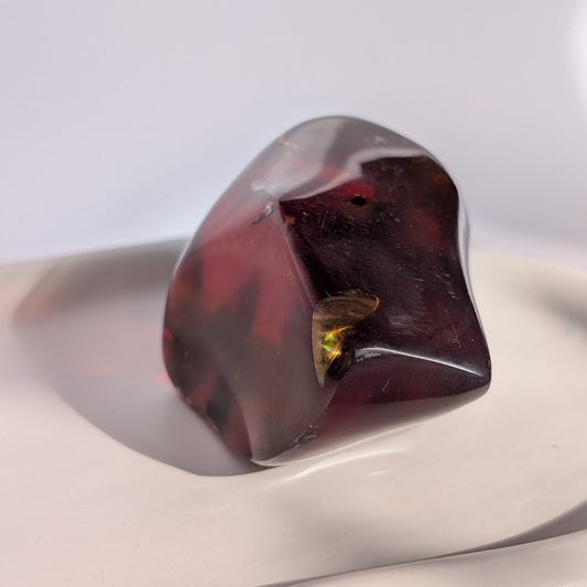 Kirschbernstein-Juwel "Rubin der Vorzeit" in tiefroter, transparenter Farbe.