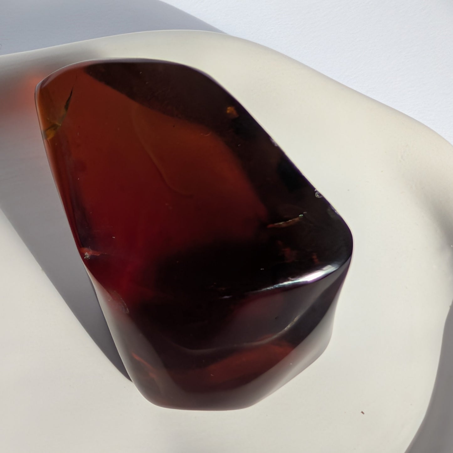 Kirschbernstein-Juwel "Rubin der Vorzeit" in tiefroter, transparenter Farbe.