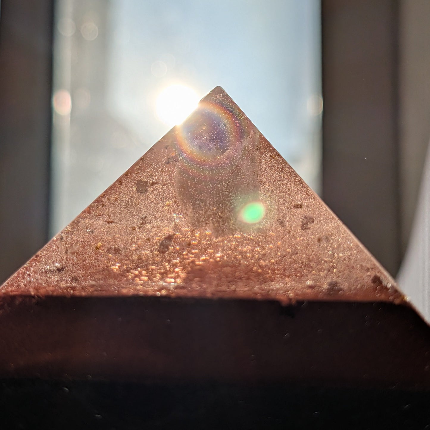 Kleine Cheops Orgonit Pyramide mit Amethyst-Spitze, 24k Gold und 999 Silber, handgefertigt