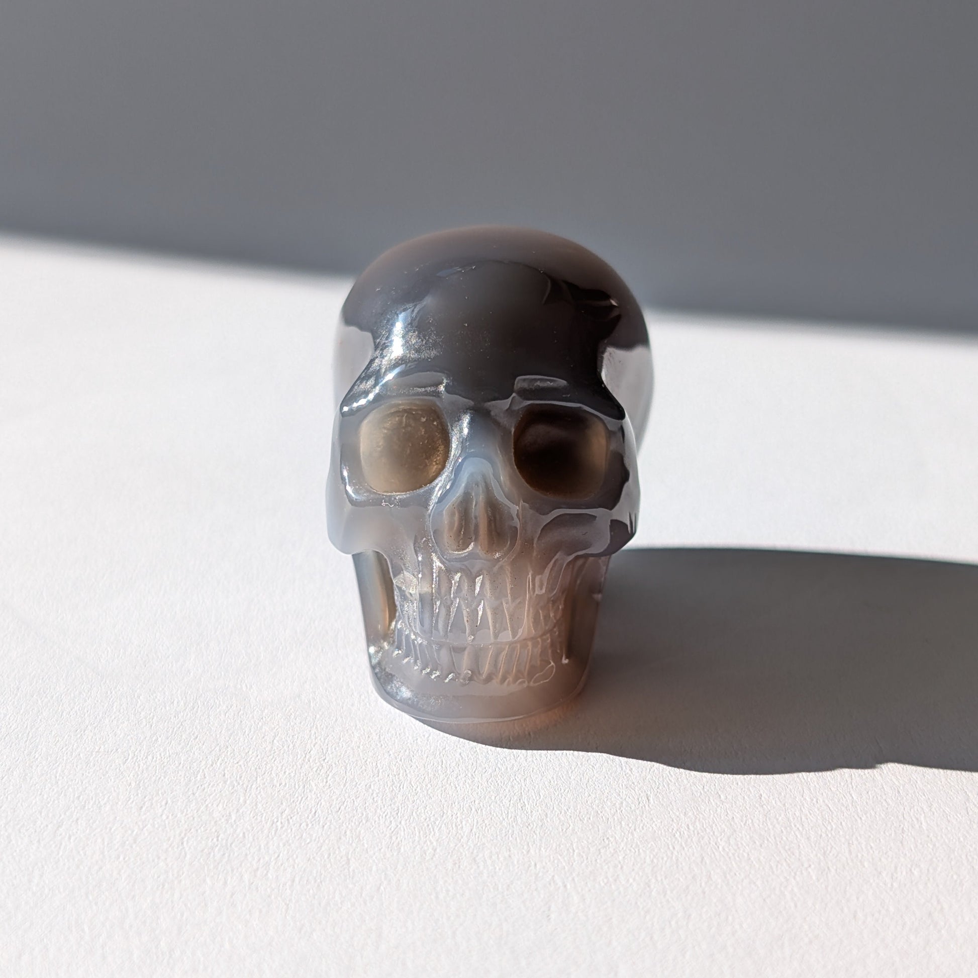 Kleiner Kristallschädel "Colan" (85g) aus grau-weiß gebändertem Botswana Achat.