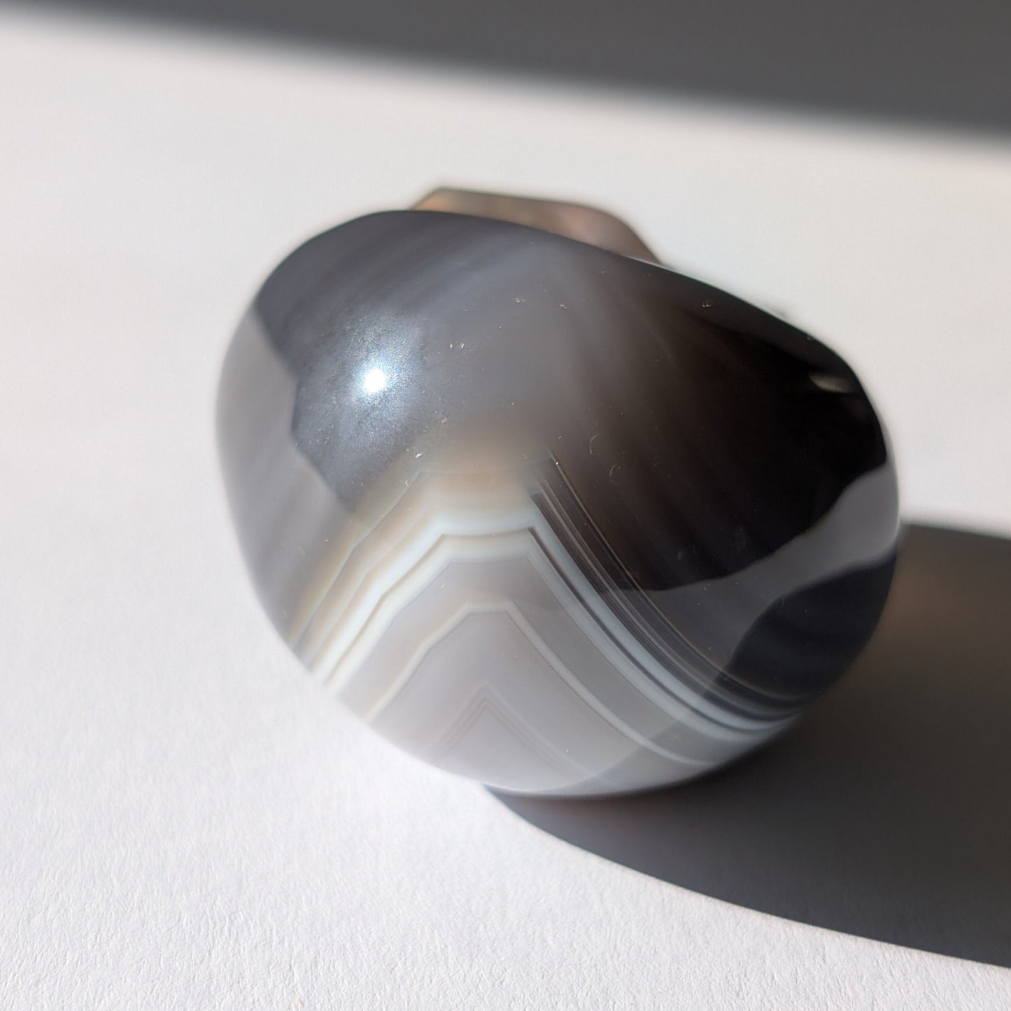 Kleiner Kristallschädel "Colan" (85g) aus grau-weiß gebändertem Botswana Achat.