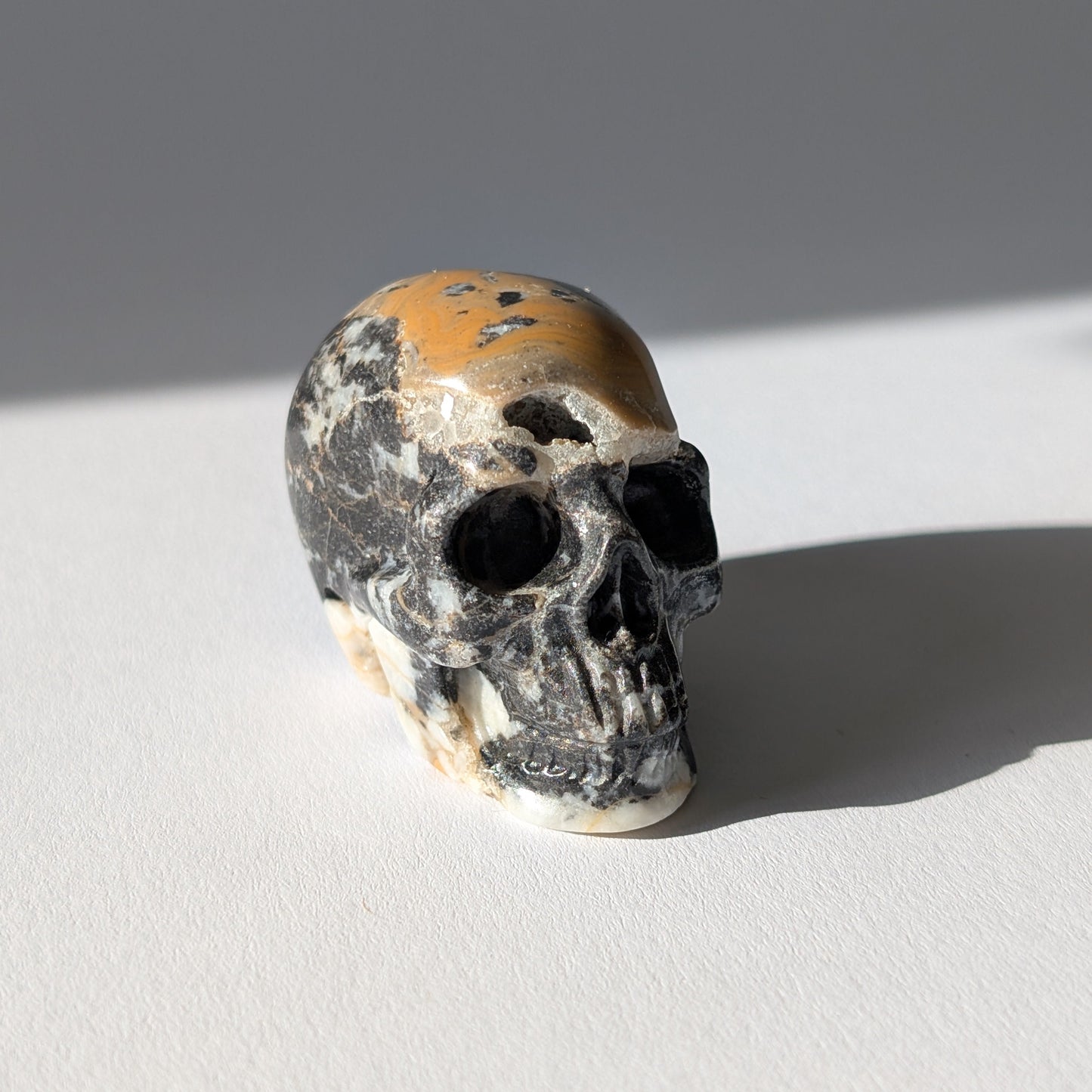 Kleiner Kristallschädel "Peasant" (88g) aus gemustertem Kalkstein (Picasso-Stein Optik).