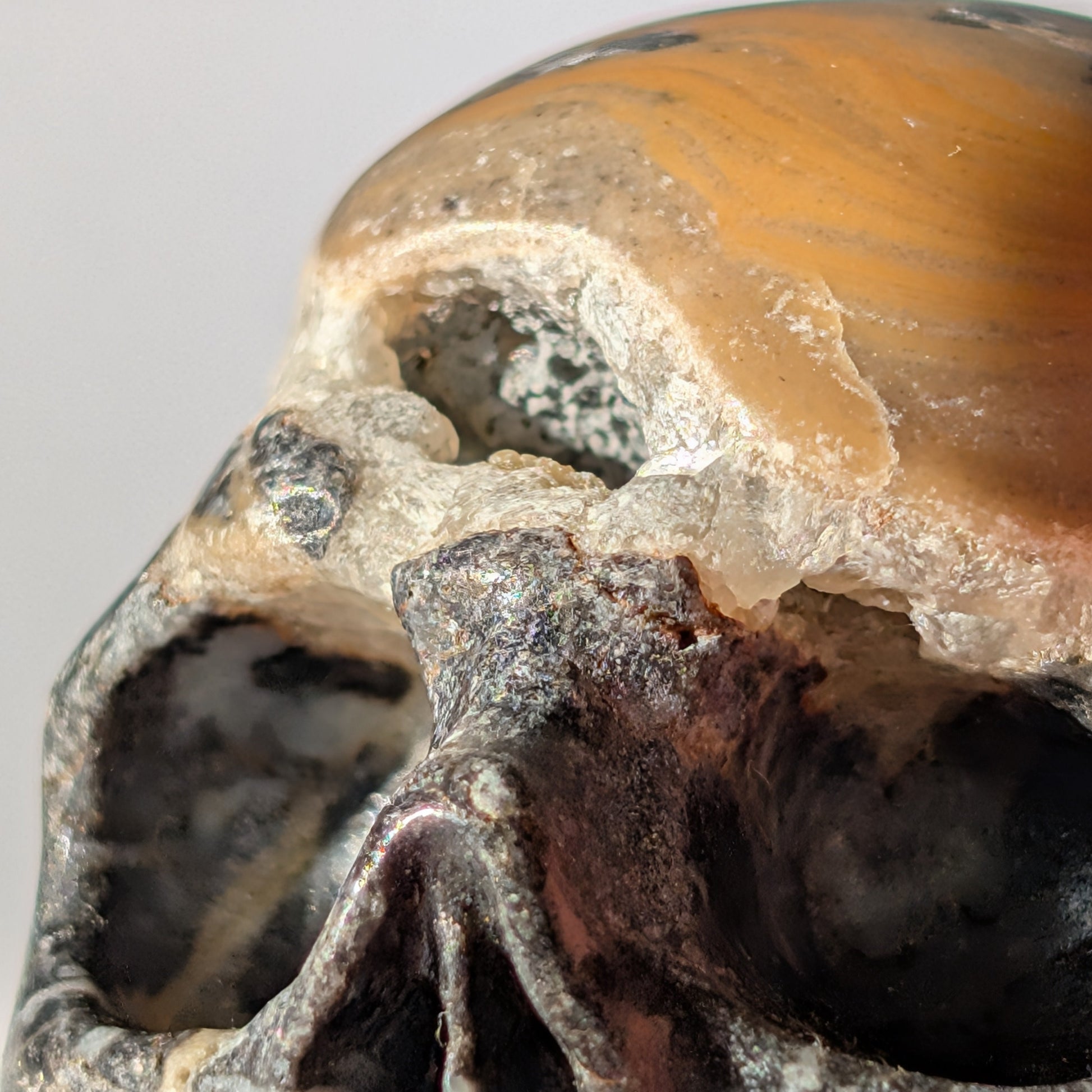 Kleiner Kristallschädel "Peasant" (88g) aus gemustertem Kalkstein (Picasso-Stein Optik).