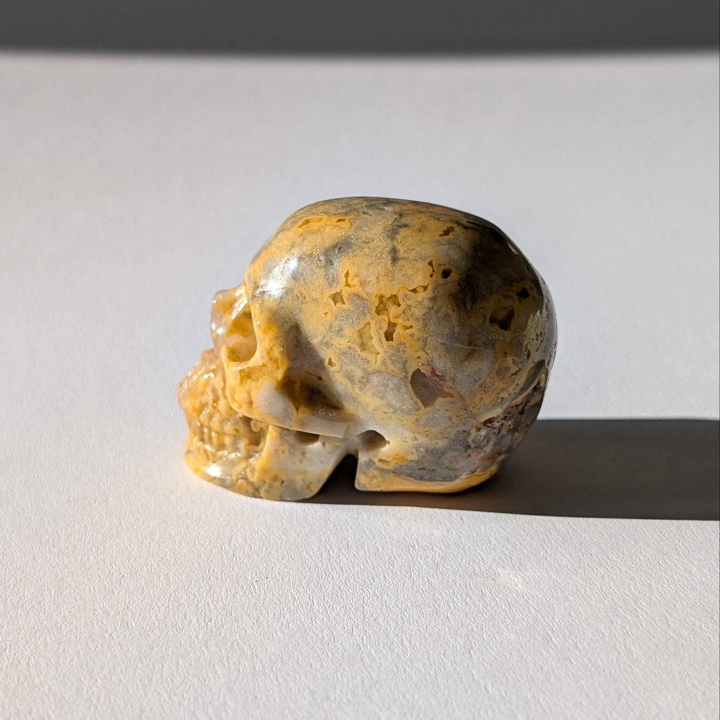 Kleiner Kristallschädel "Portal" (80g) aus bunt gemustertem Polychrom Jaspis (Wüstenjaspis).