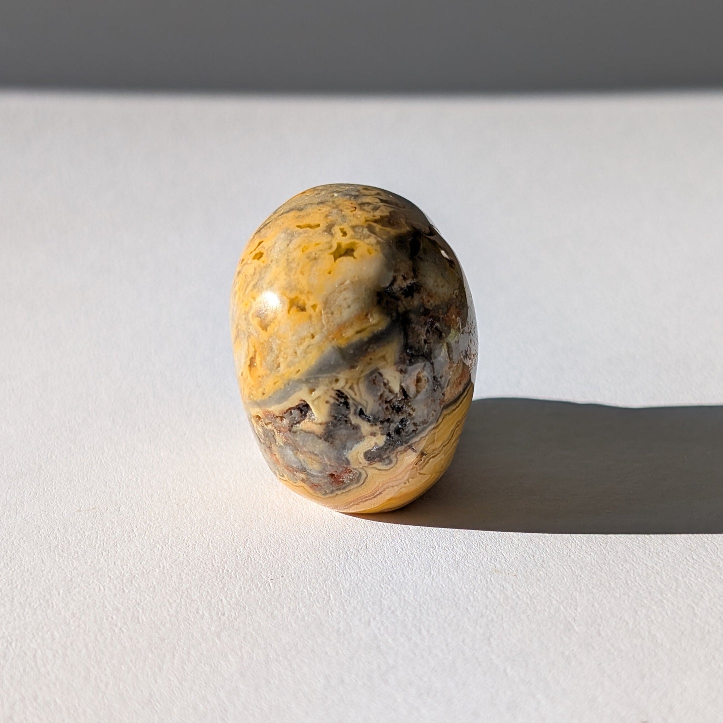 Kleiner Kristallschädel "Portal" (80g) aus bunt gemustertem Polychrom Jaspis (Wüstenjaspis).