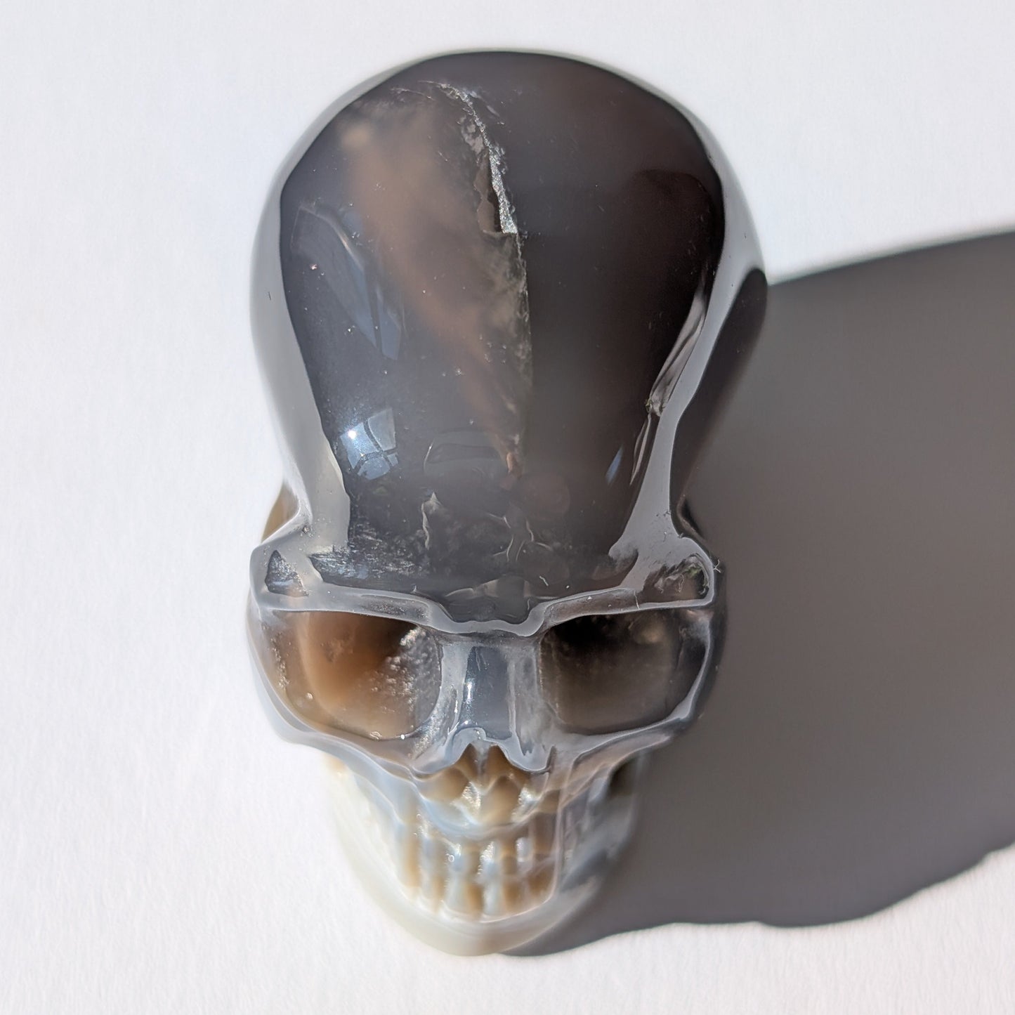 Kleiner Kristallschädel "Yura" (84g) aus schwarz-weiß gebändertem Achat.