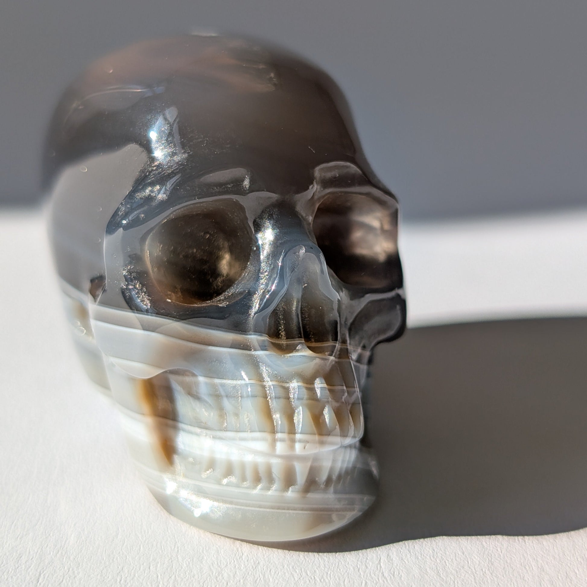 Kleiner Kristallschädel "Yura" (84g) aus schwarz-weiß gebändertem Achat.