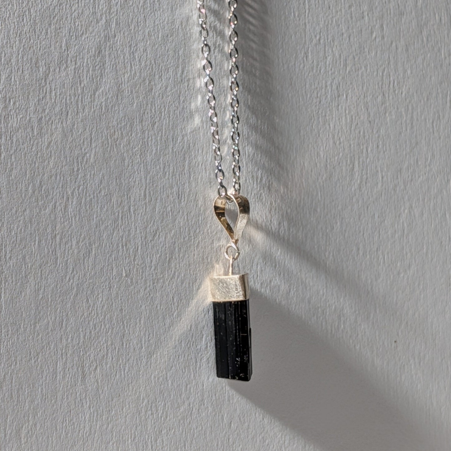 Kleiner Schwarzer Turmalin Kathedralen-Anhänger (Rohstein) an 50cm Kette, energetisch aufgeladen