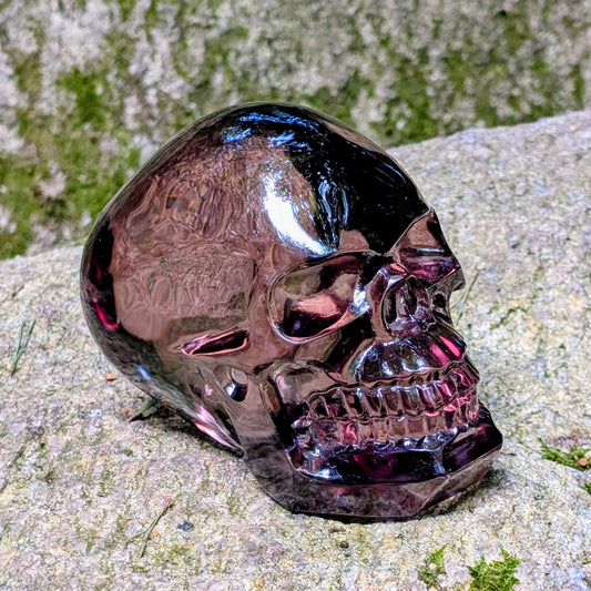 Kristallschädel "Aura-Seele" aus Aura-Glas mit rauchig-violetten Reflexen.