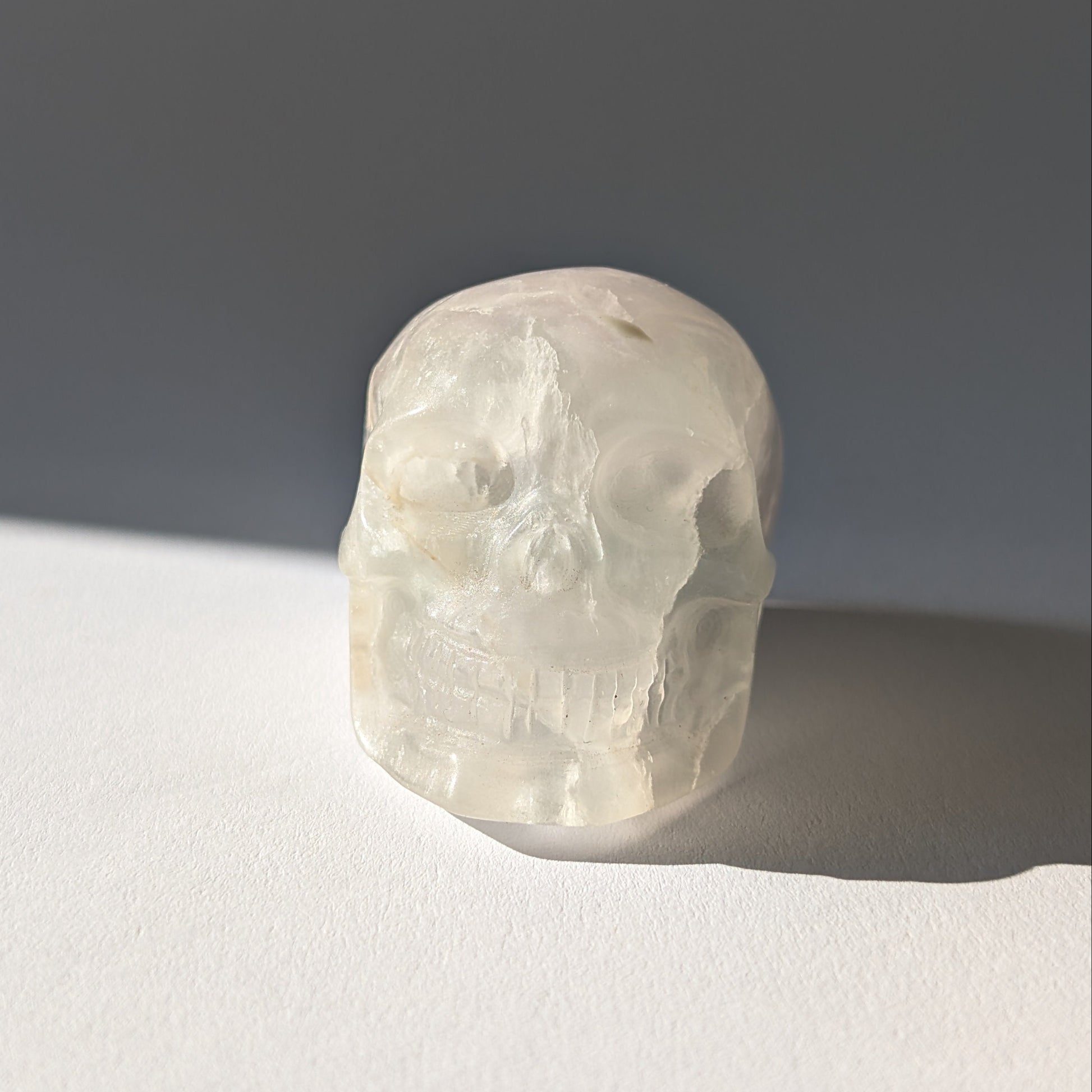 Kristallschädel "Baranor" (152g) aus Quarz mit dunklen dendritischen Einschlüssen (Baum-Achat Optik).