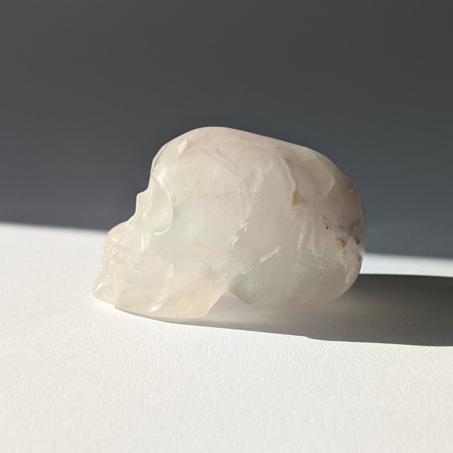 Kristallschädel "Baranor" (152g) aus Quarz mit dunklen dendritischen Einschlüssen (Baum-Achat Optik).