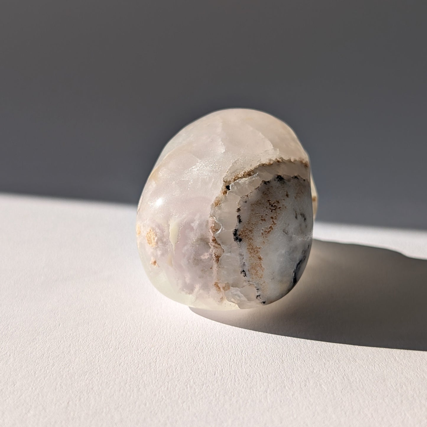 Kristallschädel "Baranor" (152g) aus Quarz mit dunklen dendritischen Einschlüssen (Baum-Achat Optik).