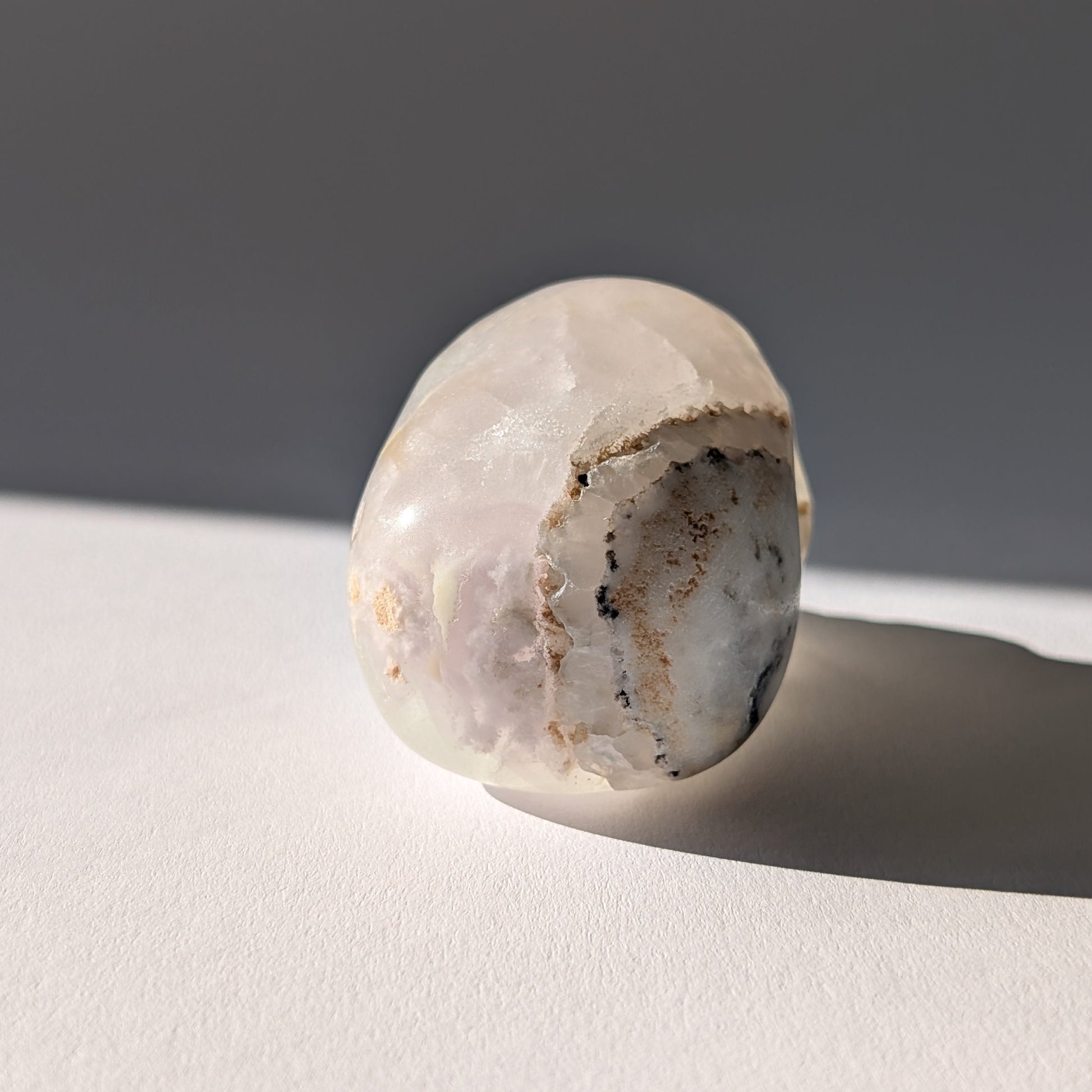 Kristallschädel "Baranor" (152g) aus Quarz mit dunklen dendritischen Einschlüssen (Baum-Achat Optik).