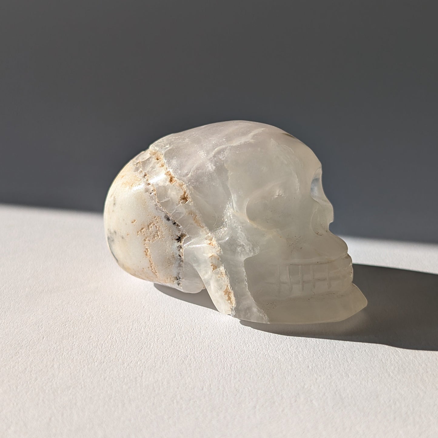 Kristallschädel "Baranor" (152g) aus Quarz mit dunklen dendritischen Einschlüssen (Baum-Achat Optik).