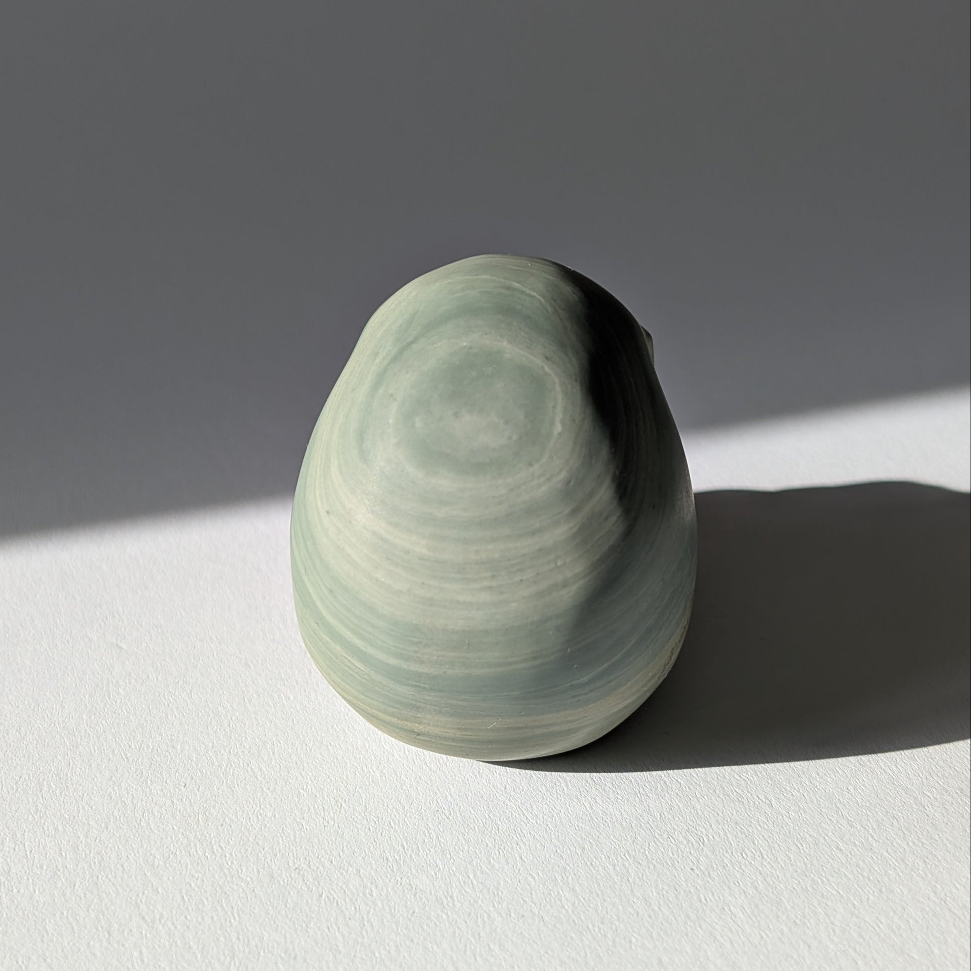 Kristallschädel "Brynjolf" (204g) aus sanft grün gebändertem Ozean Jaspis.