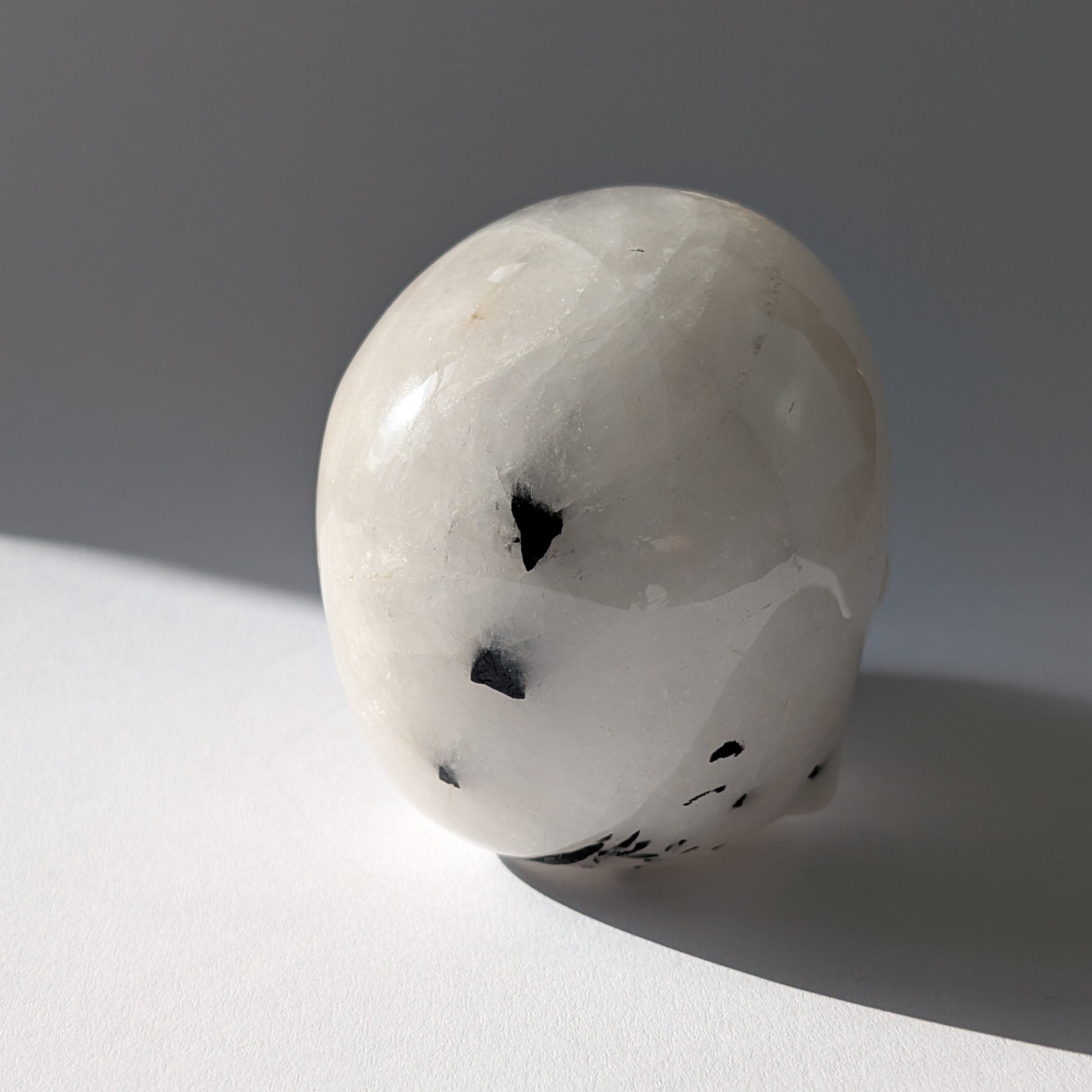 Kristallschädel "Cornelius" (645g) aus Quarz mit vielen schwarzen Turmalin-Nadeln.