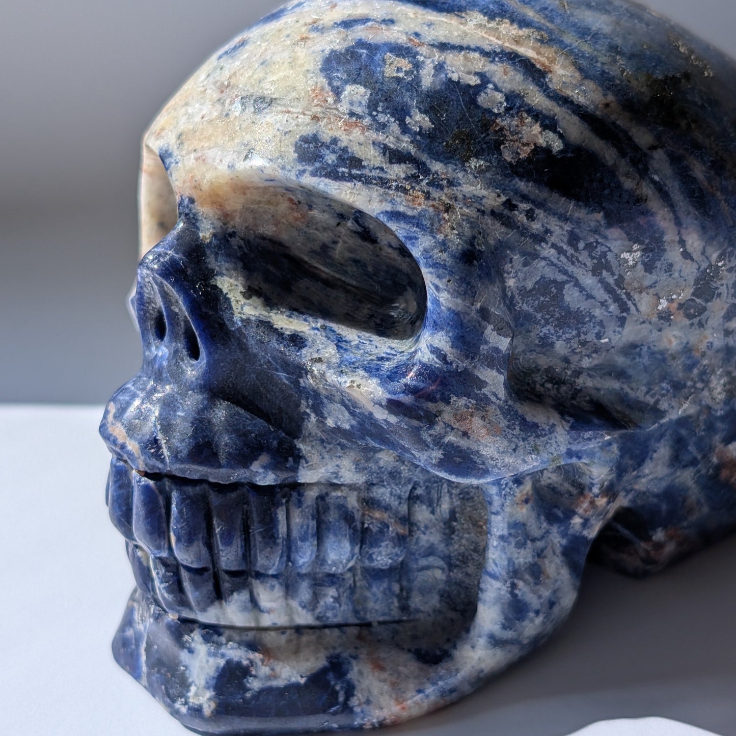 Kristallschädel "Der Magnetische Visionär" aus Sodalith-Magnetit mit magnetischen Einschlüssen.