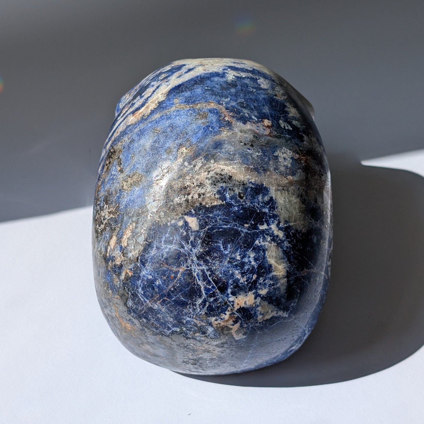 Kristallschädel "Der Magnetische Visionär" aus Sodalith-Magnetit mit magnetischen Einschlüssen.