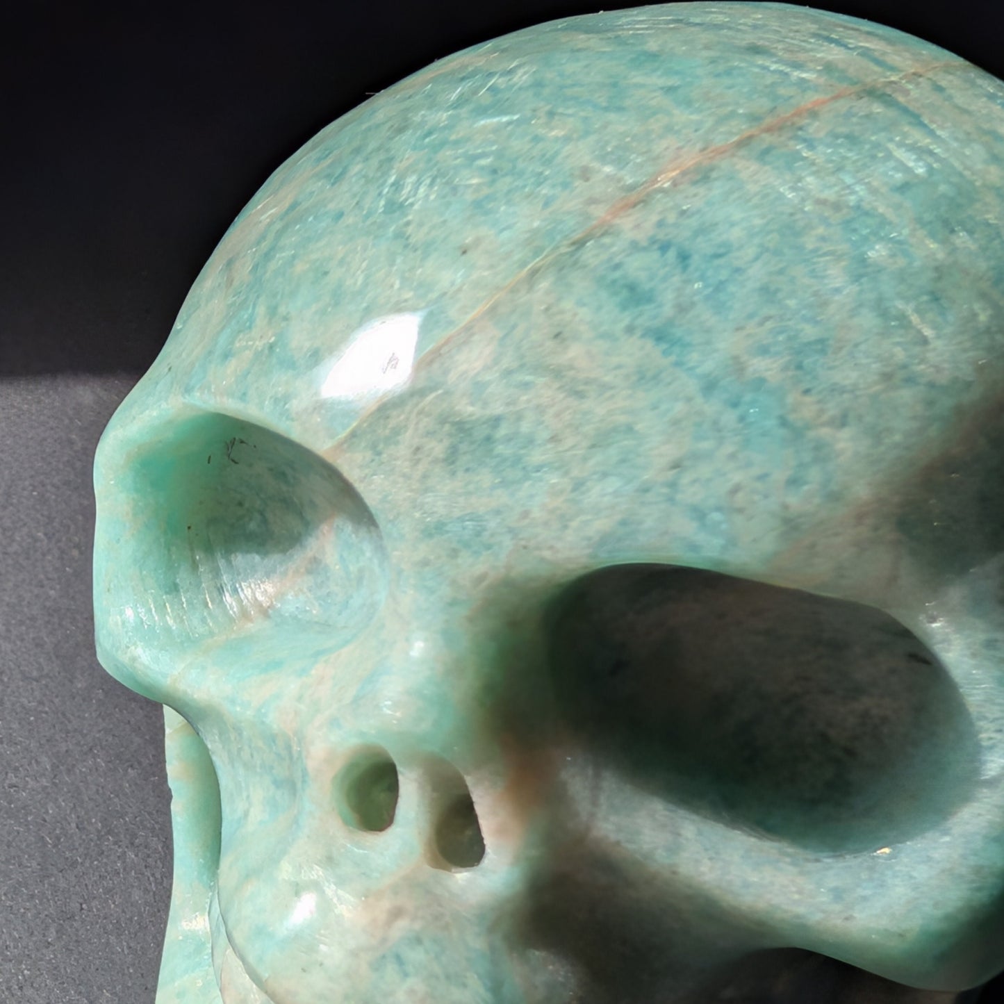 Kristallschädel "Der Sprecher der Wahrheit" aus Amazonit mit blau-grüner Maserung.