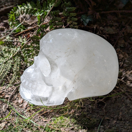 Kristallschädel "Dhanvantari" aus milchigem Quarz.