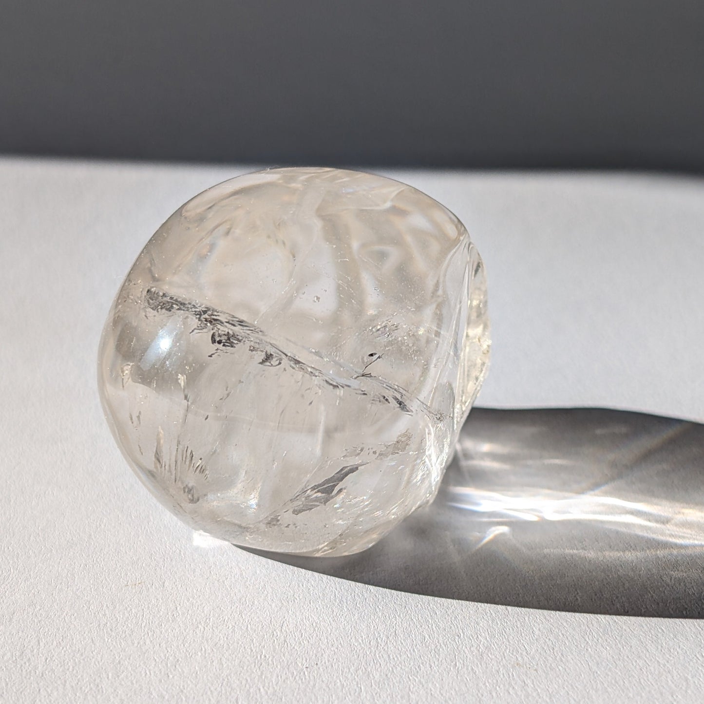 Kristallschädel "Dunhan" (268g) aus sehr klarem Bergkristall, der das Licht bricht.