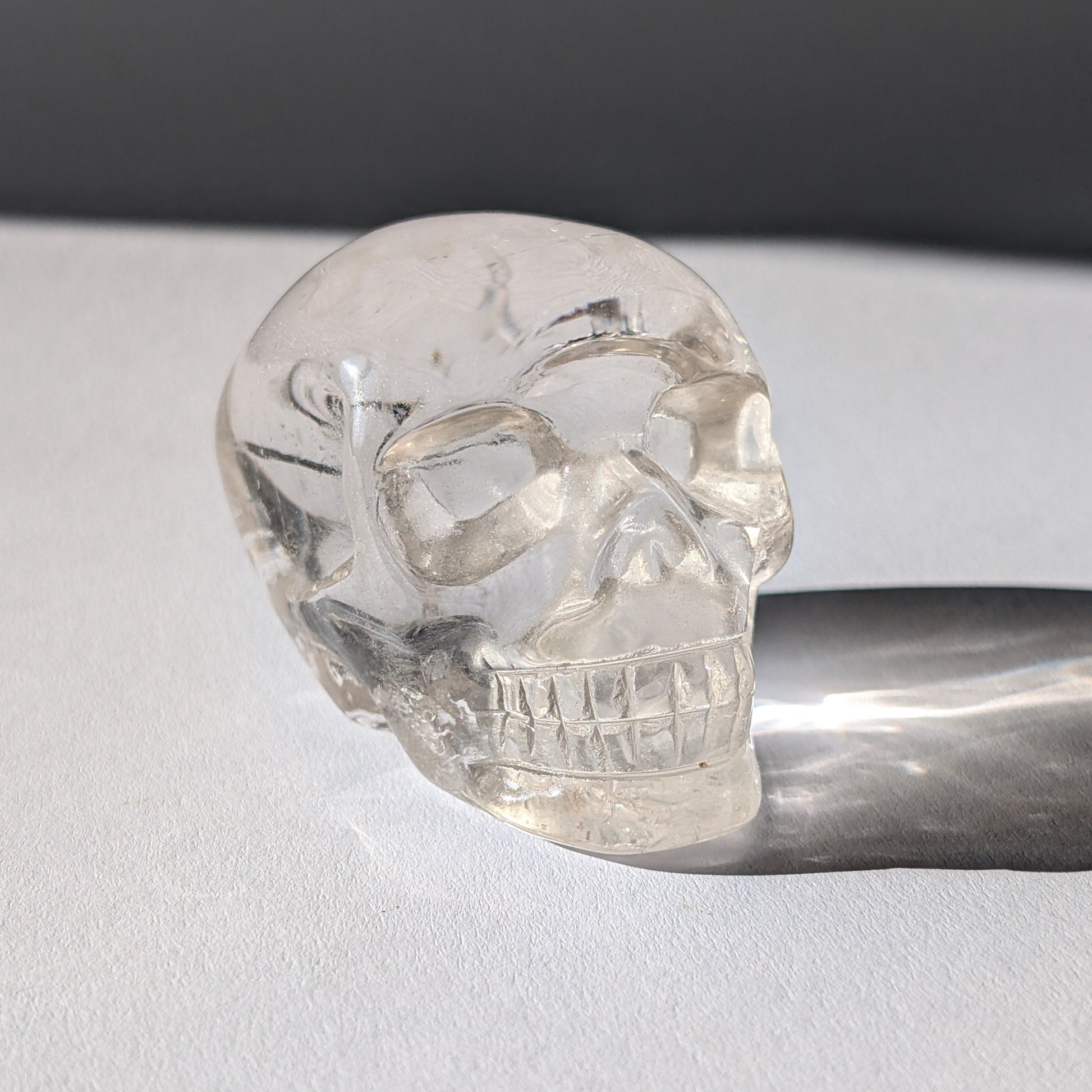 Kristallschädel "Dunhan" (268g) aus sehr klarem Bergkristall, der das Licht bricht.