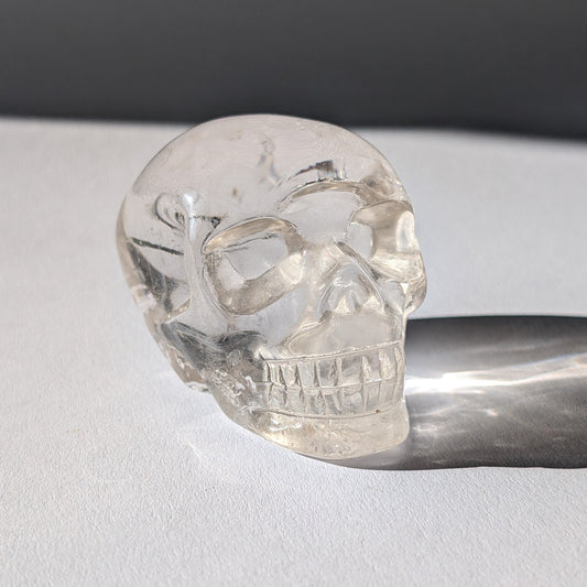 Kristallschädel "Dunhan" (268g) aus sehr klarem Bergkristall, der das Licht bricht.