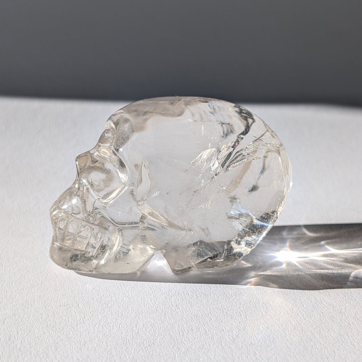 Kristallschädel "Dunhan" (268g) aus sehr klarem Bergkristall, der das Licht bricht.