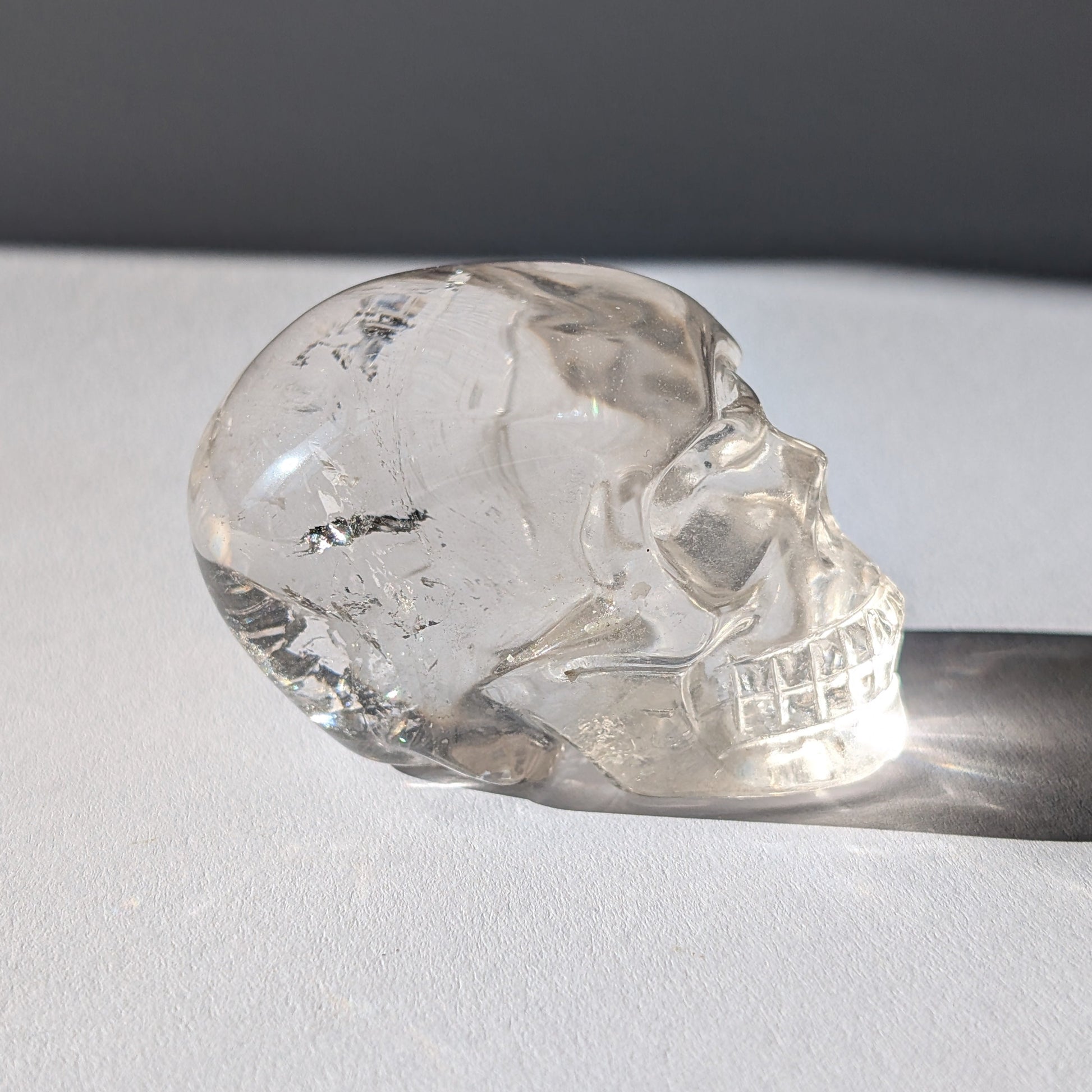 Kristallschädel "Dunhan" (268g) aus sehr klarem Bergkristall, der das Licht bricht.