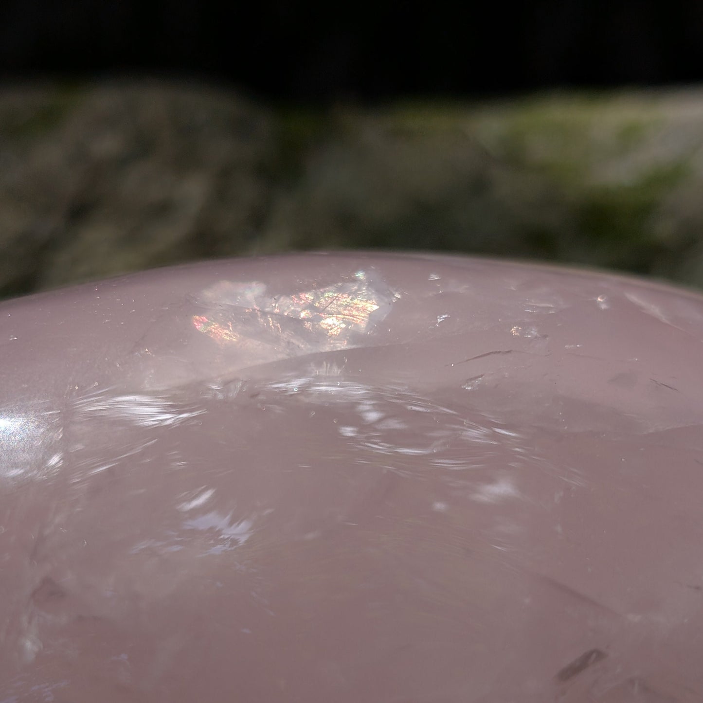 Kristallschädel "Elara" aus milchig-rosa Rosenquarz mit inneren Regenbogen-Einschlüssen.