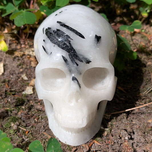 Kristallschädel "Felsengeist" aus Turmalin-Quarz mit schwarzen Nadel-Einschlüssen.