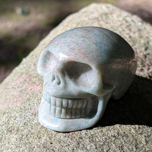 Kristallschädel "Friedensanker" aus Amazonit mit blau-grüner Maserung.