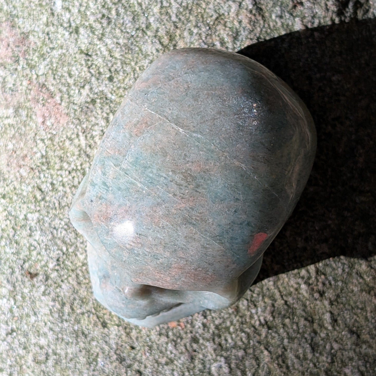 Kristallschädel "Friedensanker" aus Amazonit mit blau-grüner Maserung.