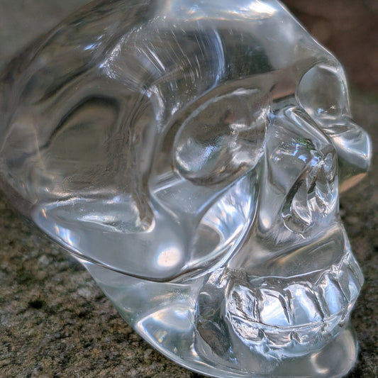 Kristallschädel "Glanz der Seele" aus klarem Quarzglas.