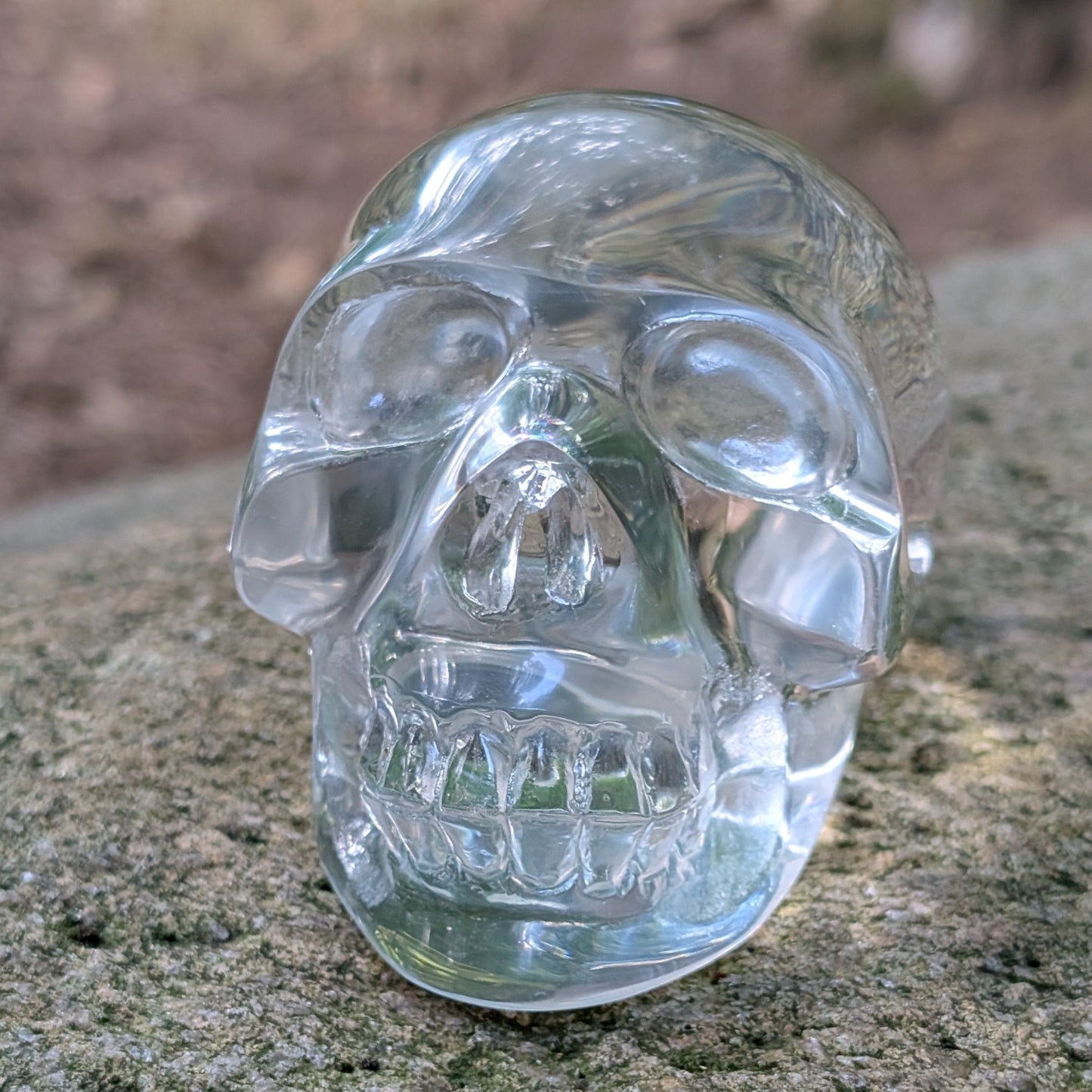 Kristallschädel "Glanz der Seele" aus klarem Quarzglas.