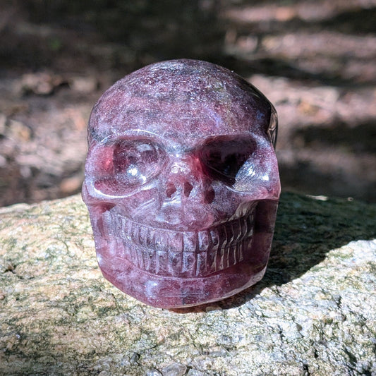 Kristallschädel "Glitzerherz" aus rosa-violettem Erdbeerquarz mit funkelnden Einschlüssen.