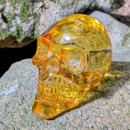 Kristallschädel "Goldene Sonne" aus synthetischem Quarz in Citrin-Farbe.