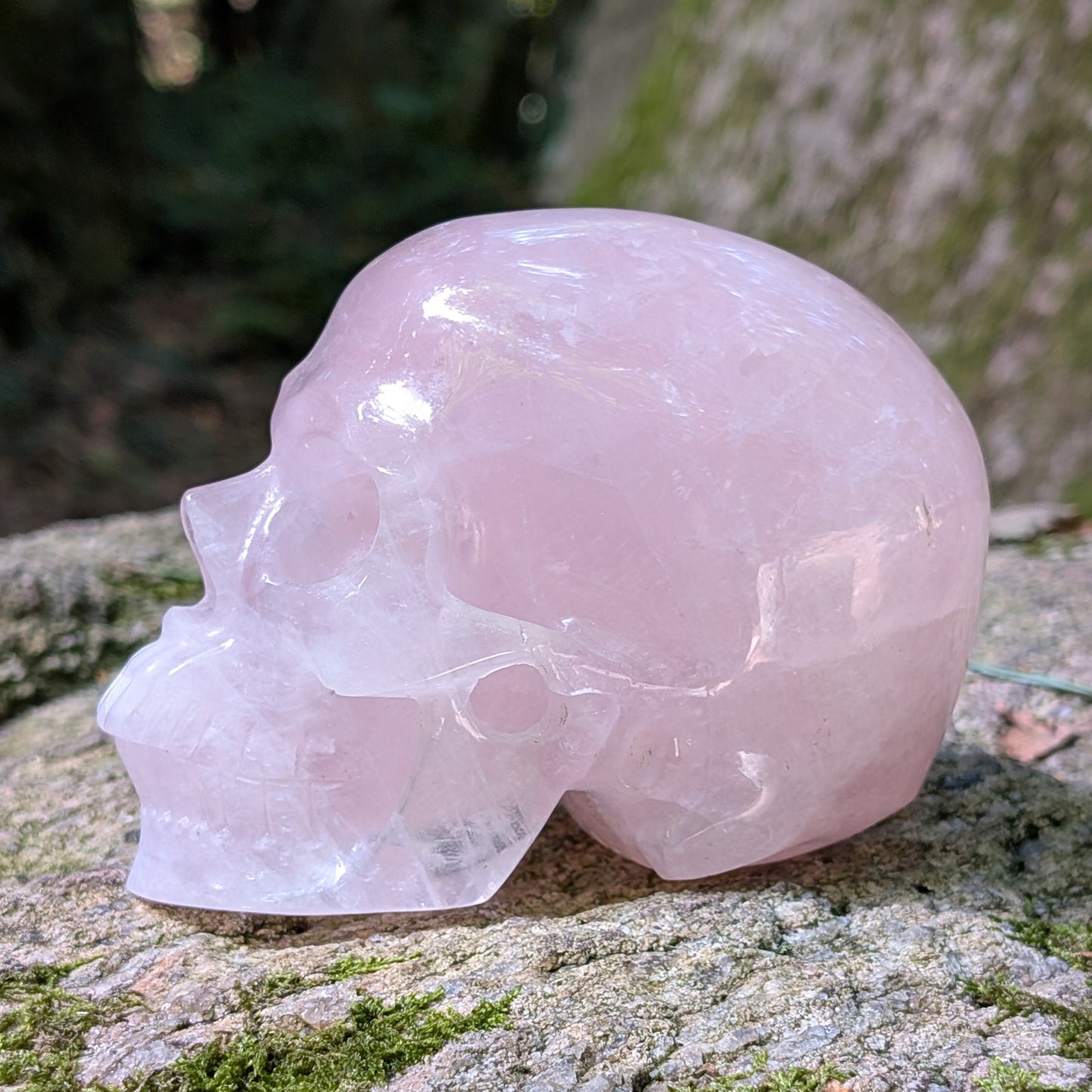 Kristallschädel "Herzensflüsterer" aus milchig-rosa Rosenquarz.