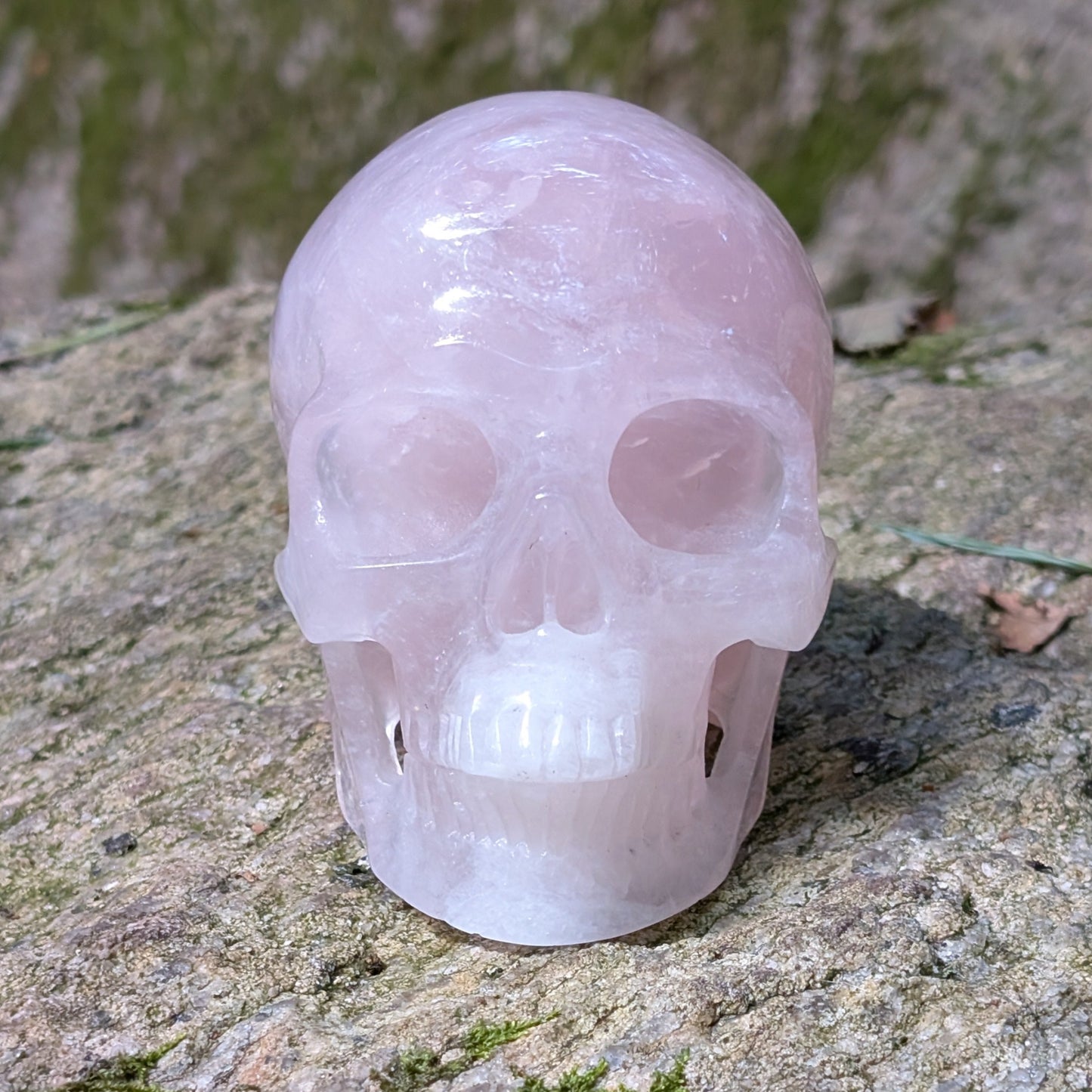 Kristallschädel "Herzensflüsterer" aus milchig-rosa Rosenquarz.