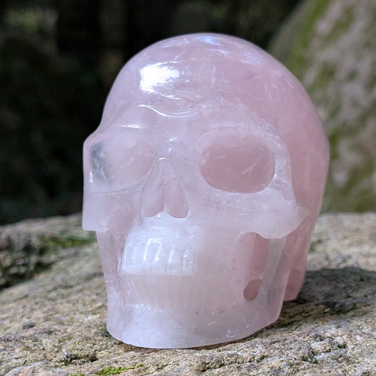 Kristallschädel "Herzensflüsterer" aus milchig-rosa Rosenquarz.